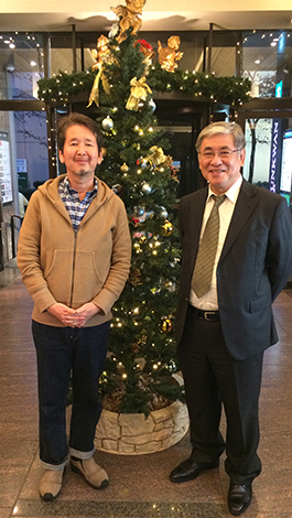 クリスマスツリーの前で渡部社長と