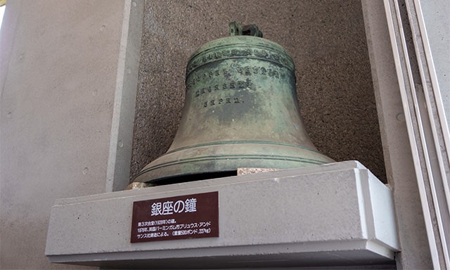 階段の途中に先代の銀座教会の鐘が飾られている1878年製。今利用されているのは2代目なのだ。